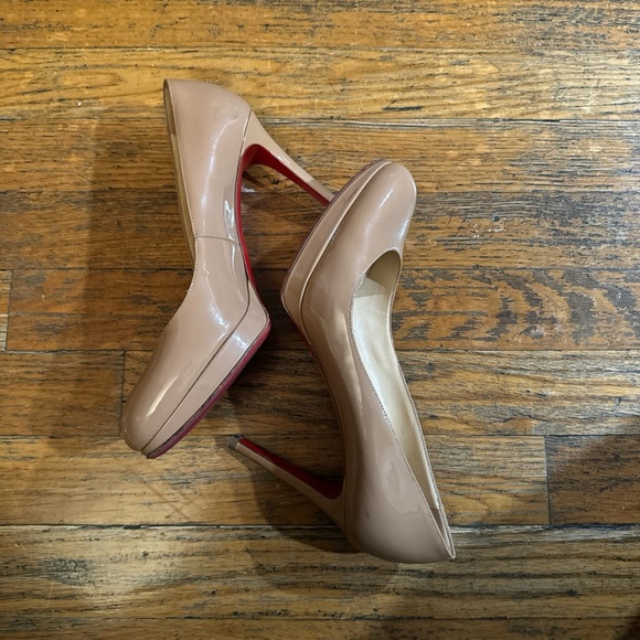 Christian Louboutin Nude Pumps. - Picture 7 of 8